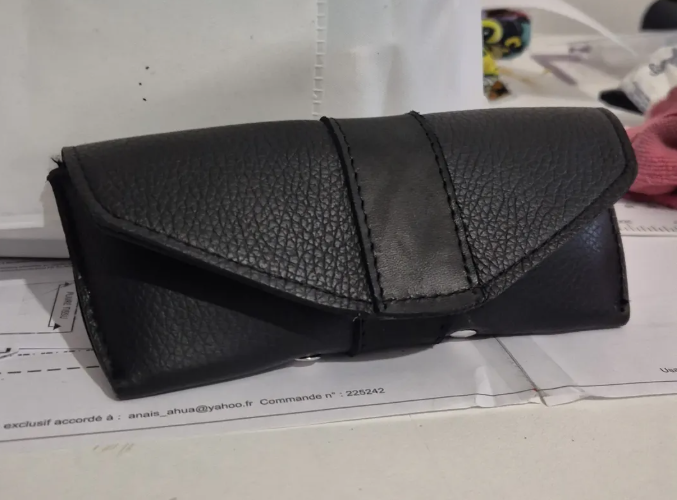 Étui à lunettes noir en cuir